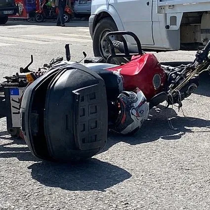 Samsun’da feci kaza: Başını çöp konteynerine çarpan motokurye öldü