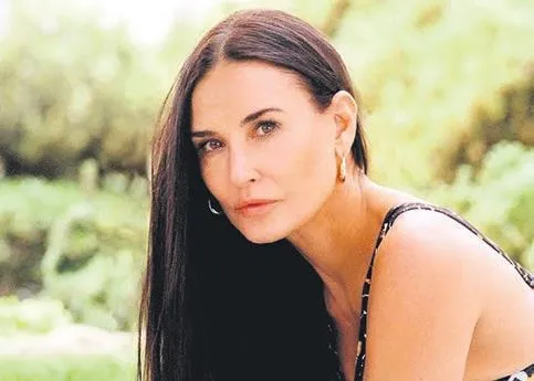 kahraman-1662672613029.jpeg Demi Moore'u da koruyordu! Mark Roberts paraşütü açılmayıp denize çakılan kadının hayatını kurtardı-3
