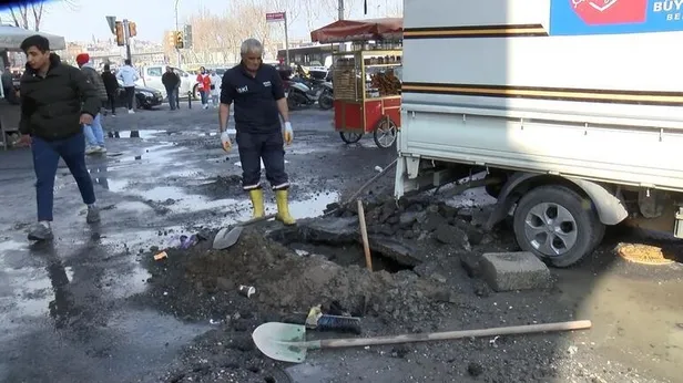 eminonunde-su-borusu-patladi-metrelerce-yukari-fiskirdi-1677334592969.jpeg Eminönü'nde su borusu patladı! Metrelerce yukarı fışkırdı-2