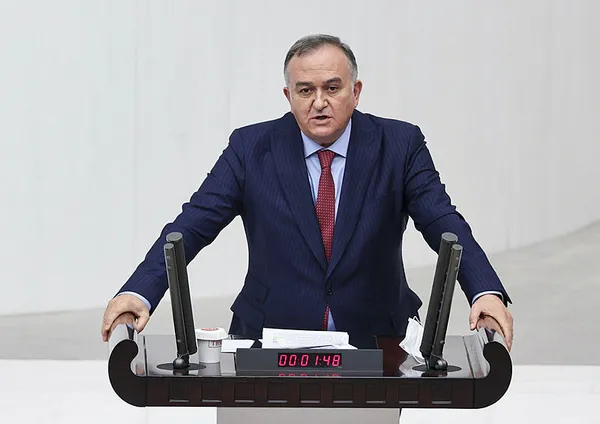 MHP’li Erkan Akçay’dan CHP’li Özgür Özel’e sert tepki: PKK’nın taleplerini kanun teklifi diye Meclis’e sunuyor
