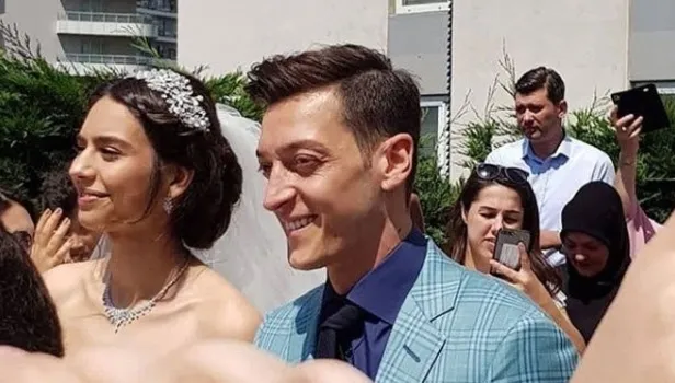 Mesut Özil, Amine Gülşe'yi davullu zurnalı kız evinden aldı