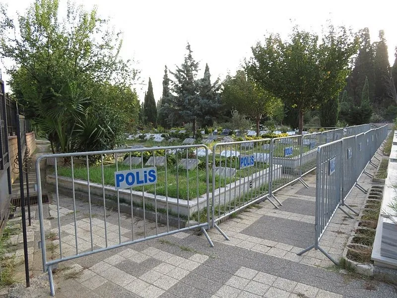 Münevver Karabulut'un katili Cem Garipoğlu'nun mezarında bariyerli önlem (Takvim.com.tr | Foto Arşiv)