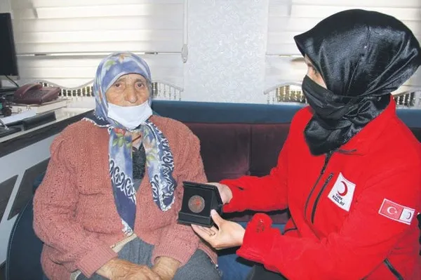 Sürekli şov peşinde: Parayı aldı intihar etmedi (Yaşam haberleri)-7