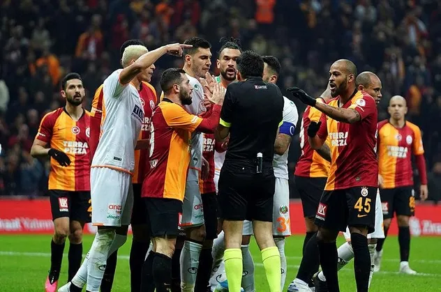 Galatasaray'da kırmızı kart gören Mariano, Malatya maçında cezalı duruma düştü