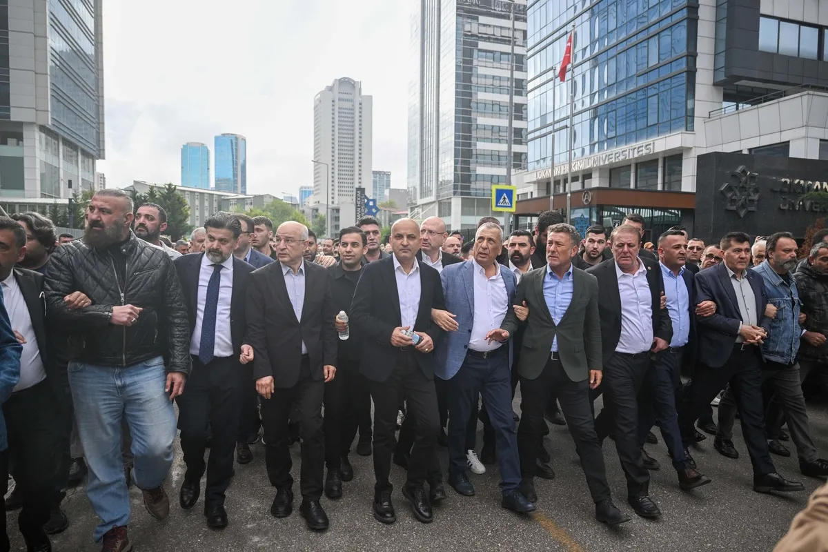 mutlak-bolunme-chpli-vekiller-chp-genel-merkezine-alinmadi-ayni-sirada-oturanlar-birbirine-sovdu-1779612807341.jpeg "Mutlak" bölünme! CHP'li vekiller CHP Genel Merkezi'ne alınmadı: Aynı sırada oturanlar birbirine sövdü-2