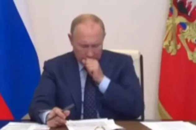 Putin'i öksürük krizi tuttu: "Her şey yolunda"