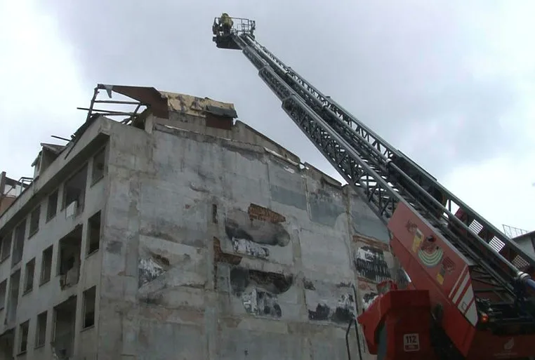 Güngören’de 5 katlı binanın çatısı çöktü: 1 yaralı