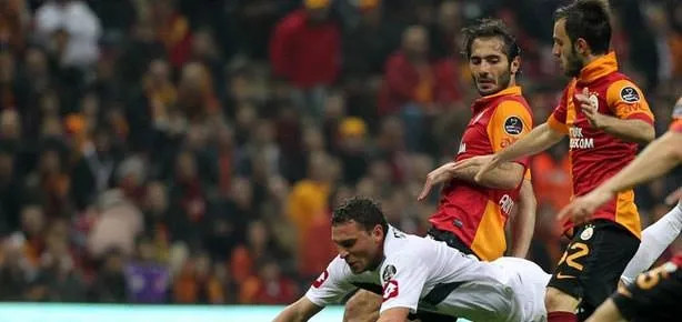 Eboue ile Hamit ilk 11’e geri döndü