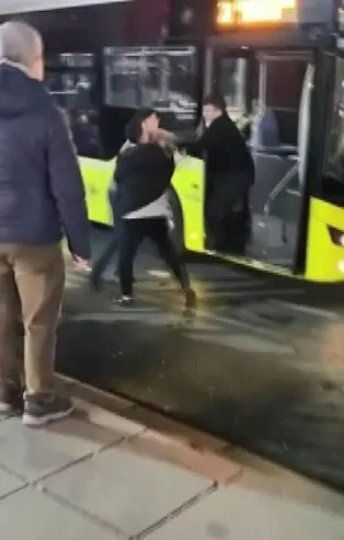 Otomobil sürücüsüyle İETT şoförünün yol verme kavgası kamerada