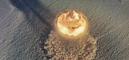 Fransa, BM ile ABD'nin itirazlarına rağmen Büyük Sahra'da atom bombası patlattı.