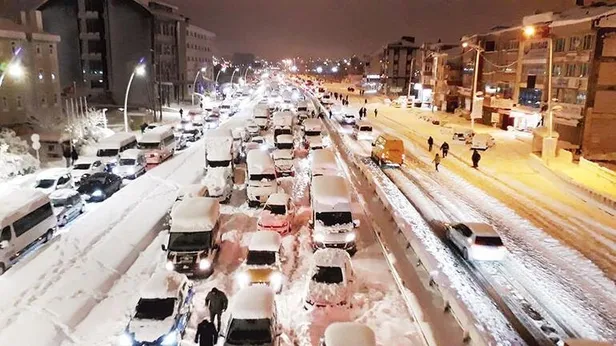 İstanbullu karla mücadele ederken balık keyfi yapan CHP'li İBB Başkanı Ekrem İmamoğlu iş PR'a gelince makamında yemek yedi-8