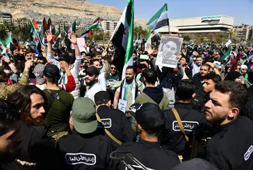 Suriye’de devrimin yıldönümü! Şam’da coşkulu kalabalık: Özgür ordu da kutlamalarda