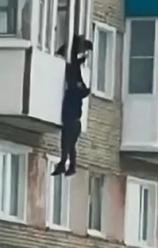 Evli kadınla yasak ilişki rezaletle bitti! Kocasının aniden eve gelmesiyle balkona koştu ve...