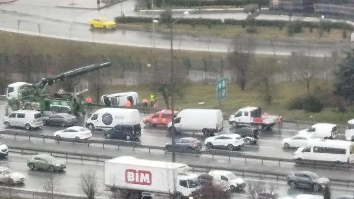 TEM'de kaza! Araç takla atarak bariyerleri aştı
