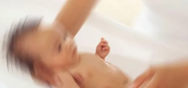 Terk edilen bebek için sıcak yuva hamlesi