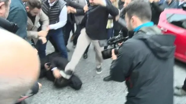 A Haber muhabirine alçak saldırı: Yumrukladılar tekmelediler yerlerde sürüklediler! Harekete geçildi: 3 kişi gözaltında