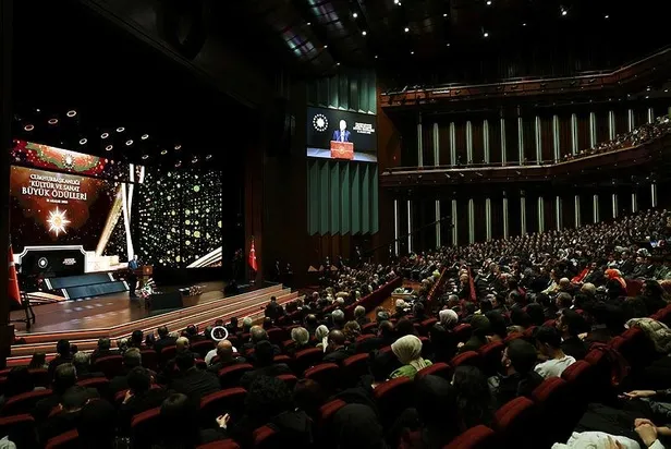 baskan-erdogandan-cumhurbaskanligi-kultur-ve-sanat-buyuk-odulleri-toreninde-onemli-aciklamalar-1671645551930.jpeg