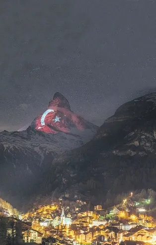 İsviçre'nin Matterhorn Dağı'na Türk bayrağı yansıtıldı