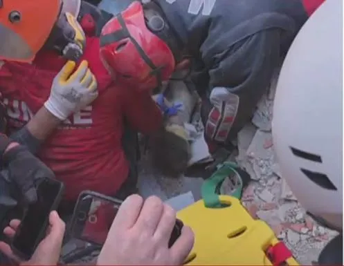 İzmir depreminde yıkılan Rıza Bey Apartmanı'nda 91. saatte mucize! 3.5 yaşındaki Ayda Gezgin canlı olarak kurtarıldı-4