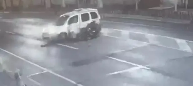 Hatalı U dönüşü yaptı motosiklete çarptı