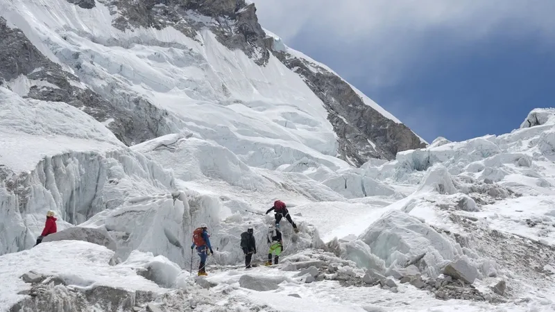 everest-yolunda-30-metrelik-engel-mahsur-kalan-yuzlerce-dagci-icin-yeni-rota-1777470004834.jpg Everest yolunda 30 metrelik engel: Mahsur kalan yüzlerce dağcı için yeni rota-7