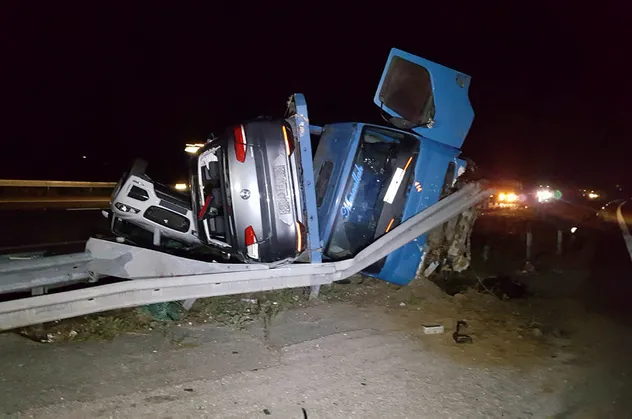 Lüks araçları taşıyan TIR devrildi