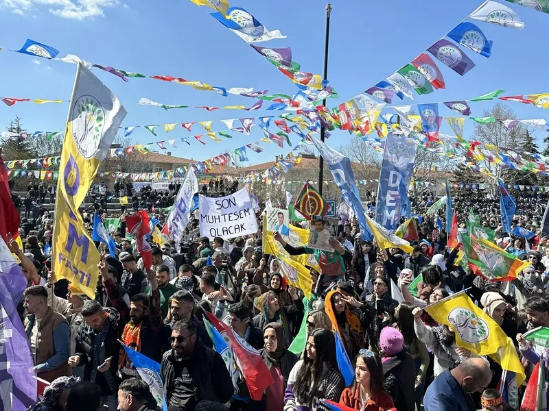 chpnin-ittifak-ortagi-demden-anitkabirin-tam-karsisinda-pkk-etkinligi-1711288562520.jpeg Anıtkabir'in tam karşısında 'APO' sloganlı PKK mitingi! DEM açık açık ittifakı itiraf etti: CHP bize 'seçimden sonra oturup konuşuruz' dedi-2