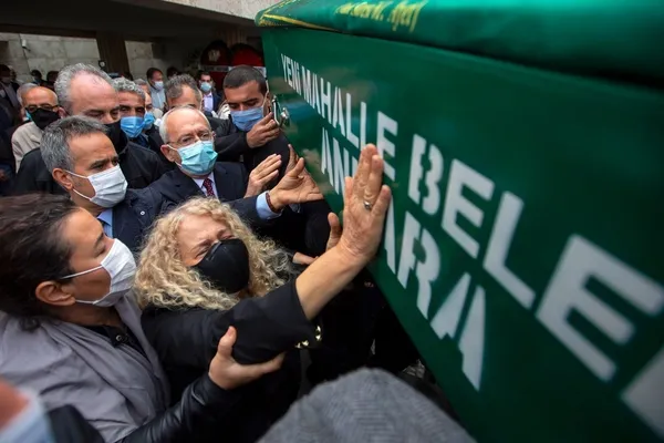 chp-genel-merkezi-bekir-coskunun-cenazesinde-kilicdarogluyla-yan-yana-saf-tutan-muharrem-inceye-sansur-uyguladi-1603201913109.jpg CHP Genel Merkezi, Bekir Coşkun'un cenazesinde Kılıçdaroğlu'yla yan yana saf tutan Muharrem İnce'ye sansür uyguladı-7