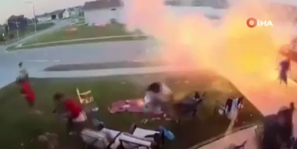 hava-fisek-patlatirken-ortalik-savas-alanina-dondu-abdde-dehset-anlari-1657144222054.jpeg