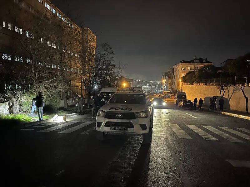 Esenyurt'ta cadde ortasında bir kişi ölü bulundu (İHA)