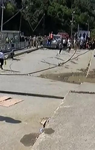 Sinop'ta panik anları! Yardım çalışmasında köprüde çökme tehlikesi