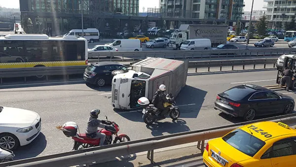 İstanbul'da devrilen kamyonet trafiği kilitledi-1