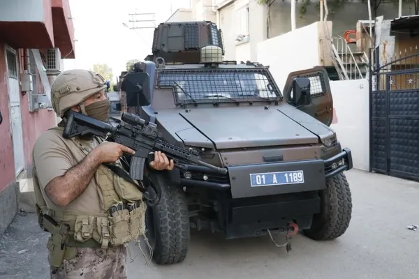 adanada-organize-suc-orgutune-safak-baskini-cok-sayida-gozalti-var-1687234720431.jpeg Adana’da organize suç örgütüne şafak baskını: Çok sayıda gözaltı var-4