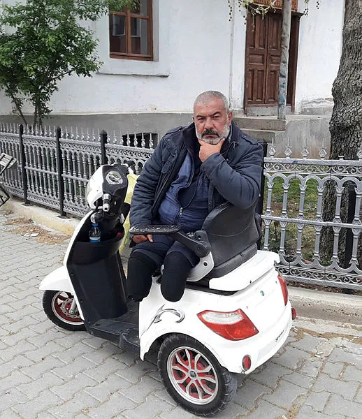 iki-bacagini-kaybetmesine-ragmen-hayata-tutunmayi-basaran-3-cocuk-babasi-koronavirusten-oldu-1631879276257.jpg İki bacağını kaybetmesine rağmen hayata tutunmayı başaran 3 çocuk babası koronavirüsten öldü-3