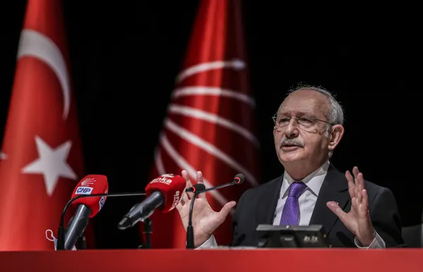 tecavuz-haberleriyle-gundemde-olan-chpde-kemal-kilicdaroglu-kadinlar-icin-baslatilan-yasam-hak-uygulamasini-tanitti-1607163635186.jpg Tecavüz haberleriyle gündemde olan CHP'de Kemal Kılıçdaroğlu kadınlar için başlatılan "Yaşam Hak" uygulamasını tanıttı-3