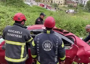 Kocaeli’de otomobil 10 metrelik istinat duvarından uçtu: 5 ağır yaralı