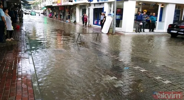 Ödemiş’i sağanak vurdu! Araçlar sürüklendi, tarım alanları sular altında kaldı