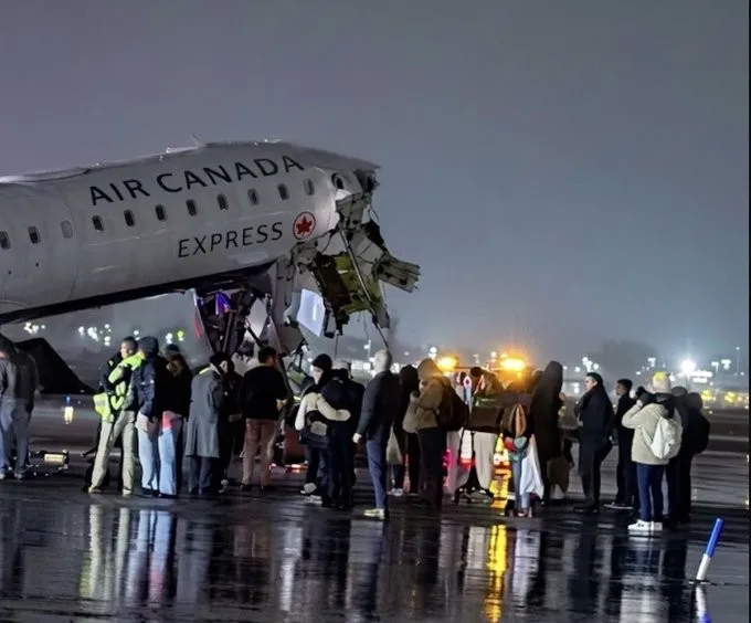 new-yorkta-ucak-itfaiye-aracina-carpti-yaralilar-var-1774245914910.jpeg New York'ta uçak itfaiye aracına çarptı: Yaralılar var-3