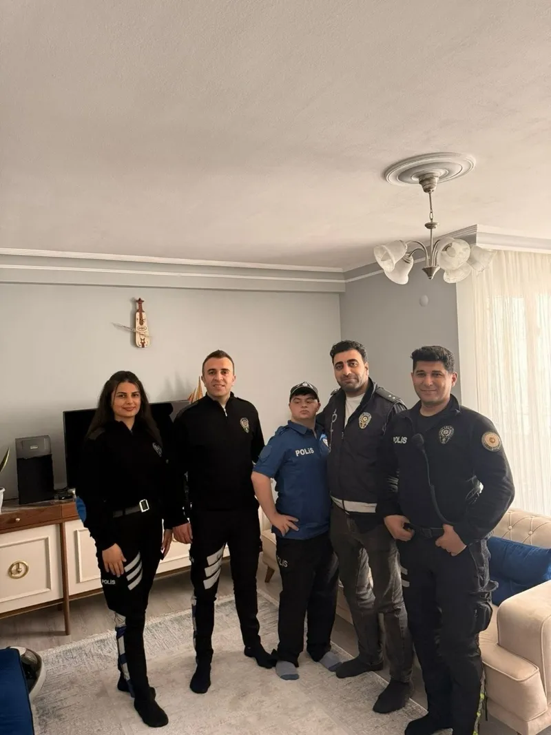 down-sendromlu-melik-gencere-emniyetli-surpriz-baba-cimere-yazdi-ekipler-harekete-gecti-1775382223838.jpeg Down sendromlu Melik Gencer'e "emniyetli" sürpriz! Baba CİMER'e yazdı ekipler harekete geçti-3