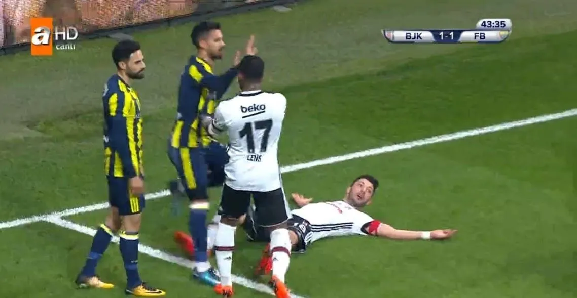 Alper Potuk kırmızı kart gördü