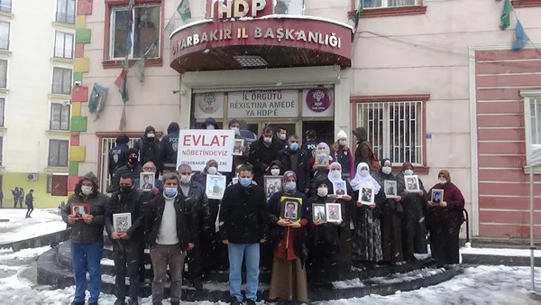 diyarbakir-hdp-il-baskanligi-onunde-annelerin-nobeti-505-gundur-devam-ediyor-pkk-iftiralara-basladi-1611048709520.jpg Diyarbakır HDP İl Başkanlığı önünde annelerin nöbeti 505 gündür devam ediyor! PKK iftiralara başladı-3