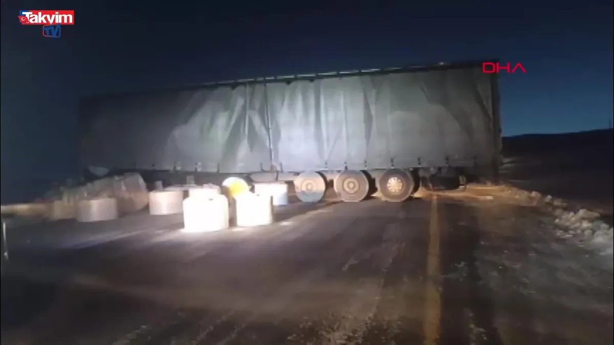 Posof'ta kayan tır yolu kapattı!