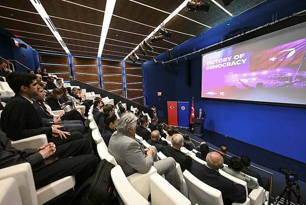 New York'taki Türkevi'ne 15 Temmuz günü canını veren şehitlerin isim ve fotoğraflarının bulunduğu dev bir bayrak asıldı-2