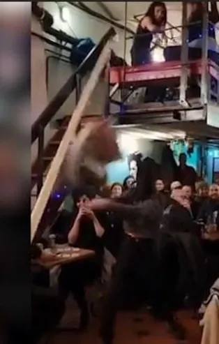 İsveç'te skandallar bitmek bilmiyor! PKK/YPG yandaşlarından alçak gösteri: Sözde Erdoğan maketine saldırdılar