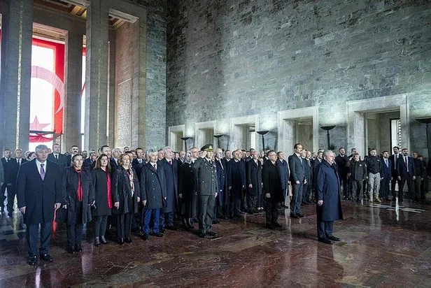 TBMM'nin 103. yılında devlet erkanı Anıtkabir'i ziyaret etti! Mustafa Şentop Anıtkabir Özel Defteri'ni imzaladı-8