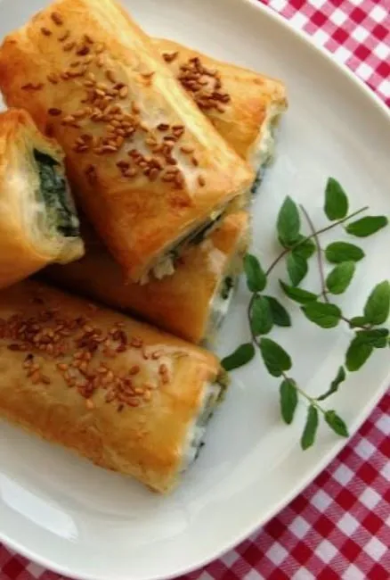 5-dakikada-ispanakli-borek-tarifi-zirvede-misafir-zile-basana-kadar-hazir-oluyor-1716555622707.jpg Misafir zile basana kadar hazır oluyor! 5 dakikada ıspanaklı börek tarifi zirvede!-5