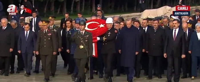 baskan-erdogan-ve-devlet-erkani-ataturku-anmak-icin-anitkabirde-1699595980664.jpeg
