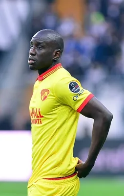 Göztepeli taraftarlar Demba Ba'yı ıslıkladı