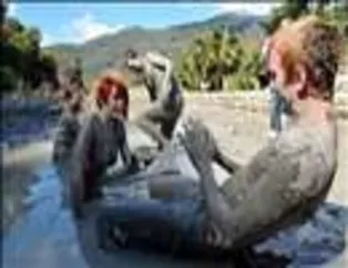 Çamurla güzelleşmeye çalışıyorlar