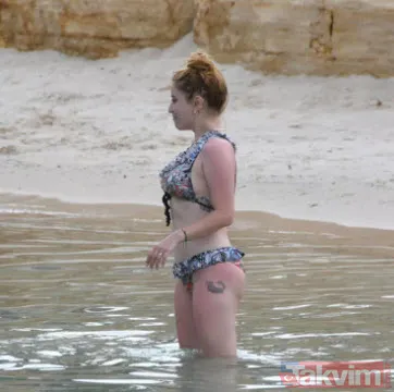 Demet Özdemir ebruli bikisiniyle durdu durdu şovunu yaptı geçen yılki halinden eser yok! Yanında Hazal Kaya ve Selin Şekerci de var - 7